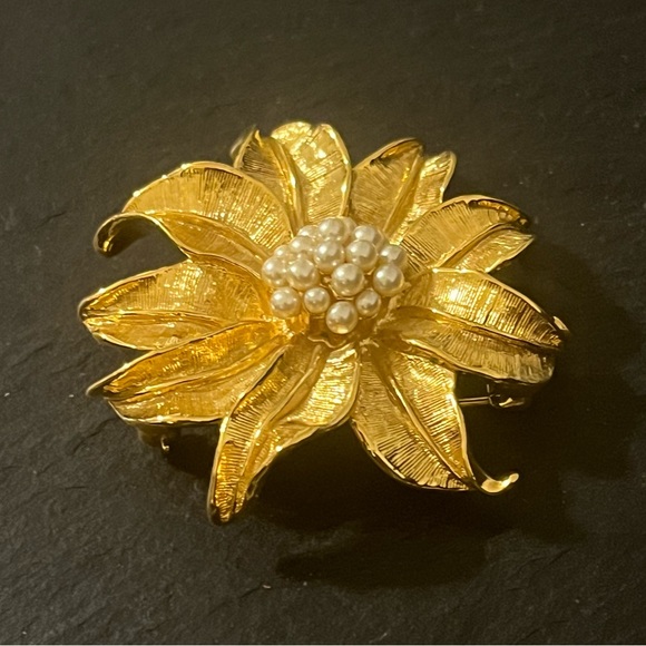 Big Avon Gold Tone Poinsettia Flower Faux Pearl Signed Brooch - Picture 4 of 10